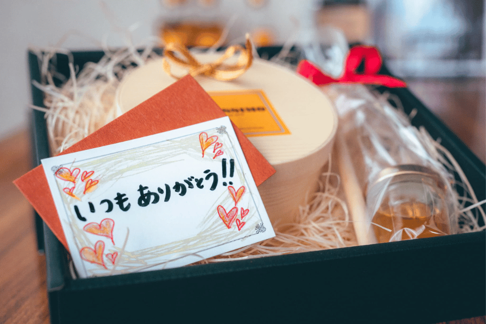 ハチミツをかけて完成するワインに合う4種チーズのチーズケーキ